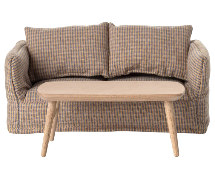 Maileg Coffee table Mouse Nature drewniany stolik kawowy przed sofą w kratkę