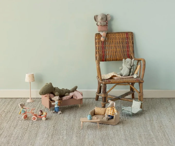 Maileg Coffee table Mouse Nature w aranżacji miniaturowego pokoju