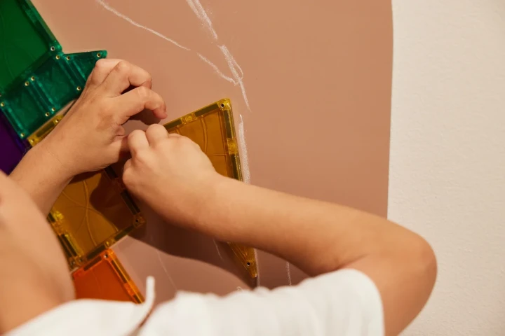Cleverclixx Magnetic Wall Sticker Mocha Cream zabawa klockami i rysunkiem