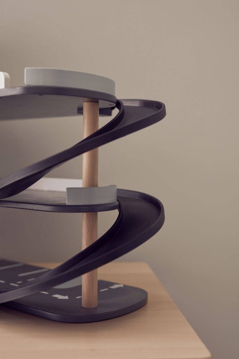 Kid's Concept AIDEN drewniany garaz samochodowy spiralny zjazd z bliska