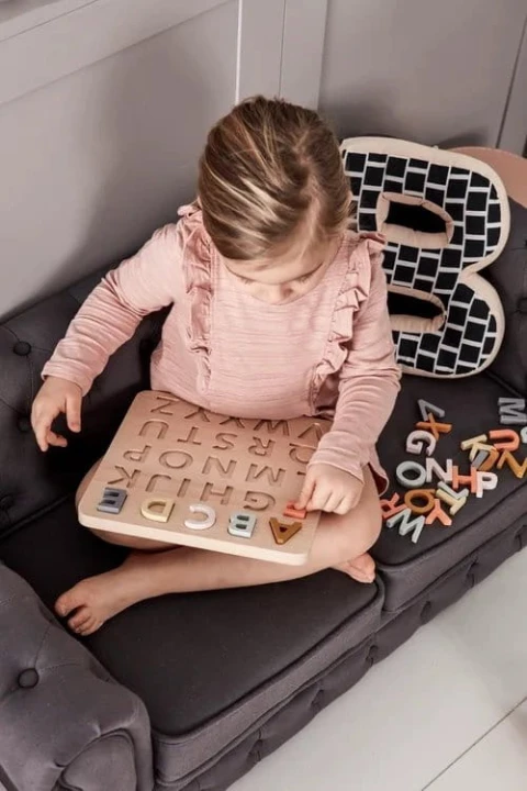 drewniane-puzzle-abc-dziecko-uklada-litery