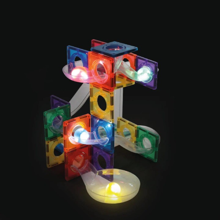 Klocki magnetyczne Cleverclixx z kulkami LED – efektowny tor kulkowy świecący w ciemności.