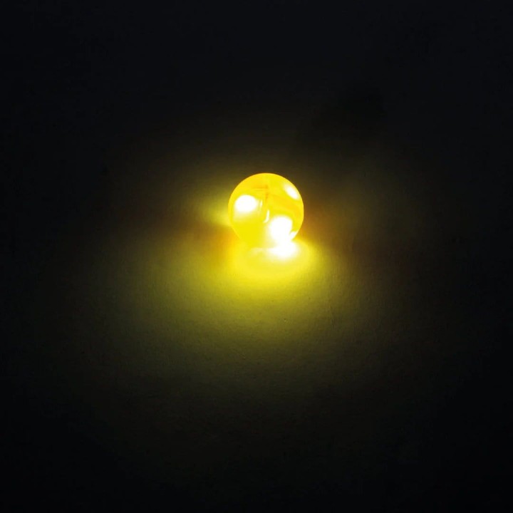 Tor kulkowy LED dla dzieci – świecąca kula w magnetycznej konstrukcji Cleverclixx.