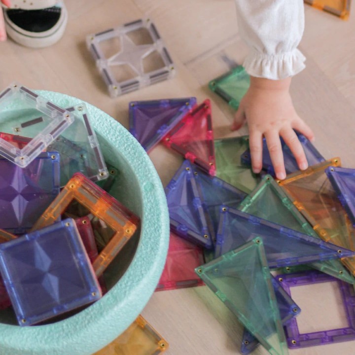 Dziecko budujące z klocków magnetycznych Cleverclixx Pastel 125 el.