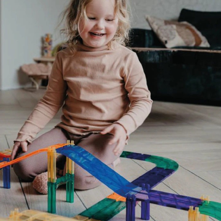 Dziecko bawiace sie klockami magnetycznymi Cleverclixx Race Track Intense