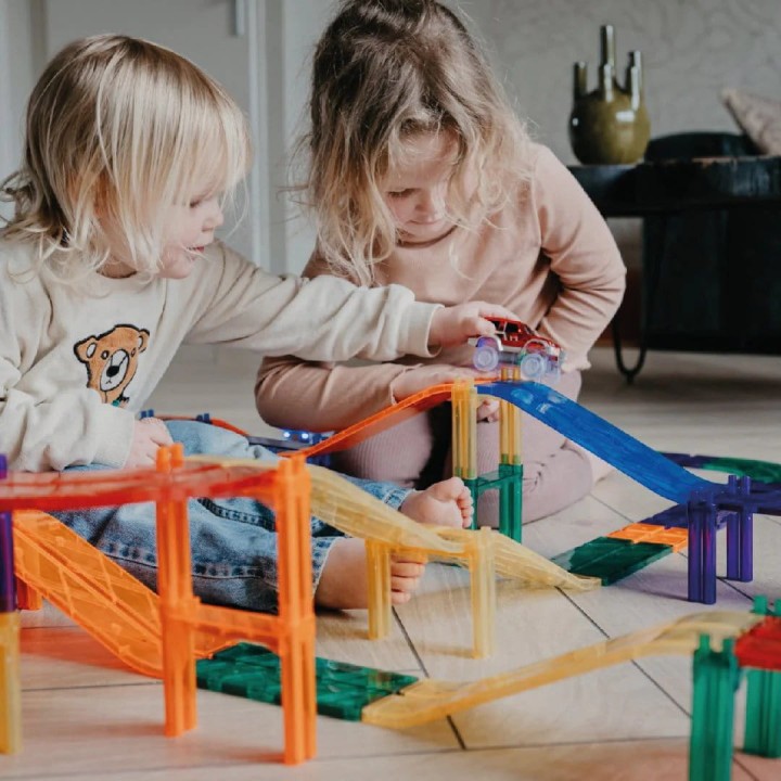 Dzieci budujace tor z klockow magnetycznych Cleverclixx