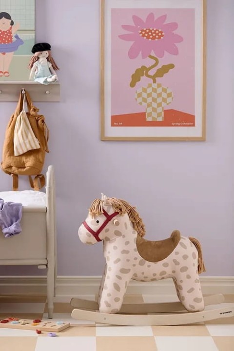 Kid’s Concept Dotty AIDEN – drewniany bujak w pokoju dziecięcym