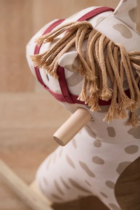 Koń na biegunach drewniany Kid’s Concept – stabilne siedzisko