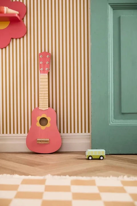 drewniana-gitara-dla-dzieci-flower-pink-aranzacja