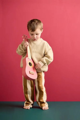 dziecko-z-gitara-zabawkowa-flower-pink-kids-concept