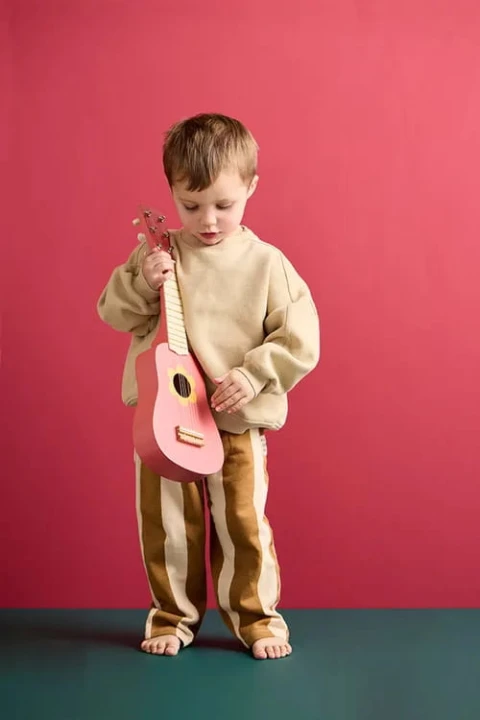 dziecko-z-gitara-zabawkowa-flower-pink-kids-concept