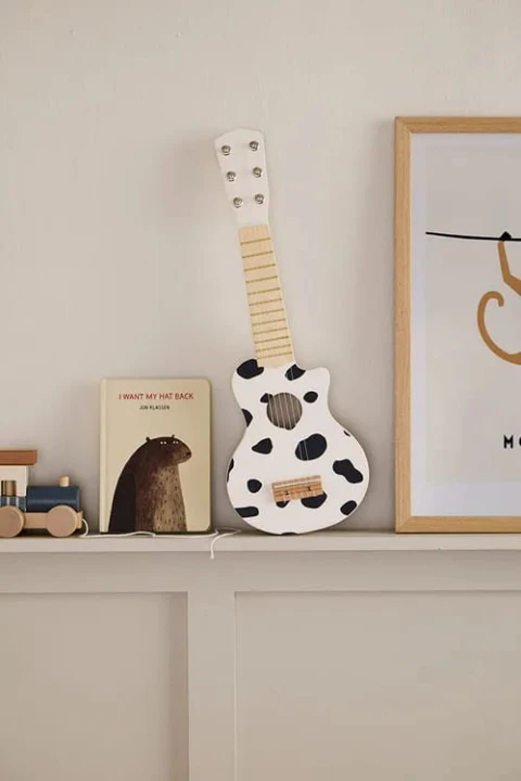 drewniana-gitara-dla-dzieci-black-white-aranzacja