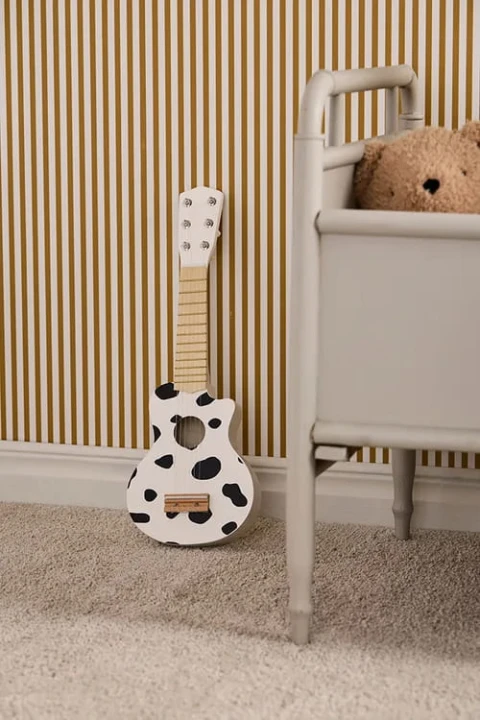 gitara-zabawkowa-black-white-kids-concept-pokoj