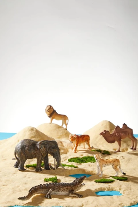 Dzikie zwierzęta Mideer w miniaturowym krajobrazie safari