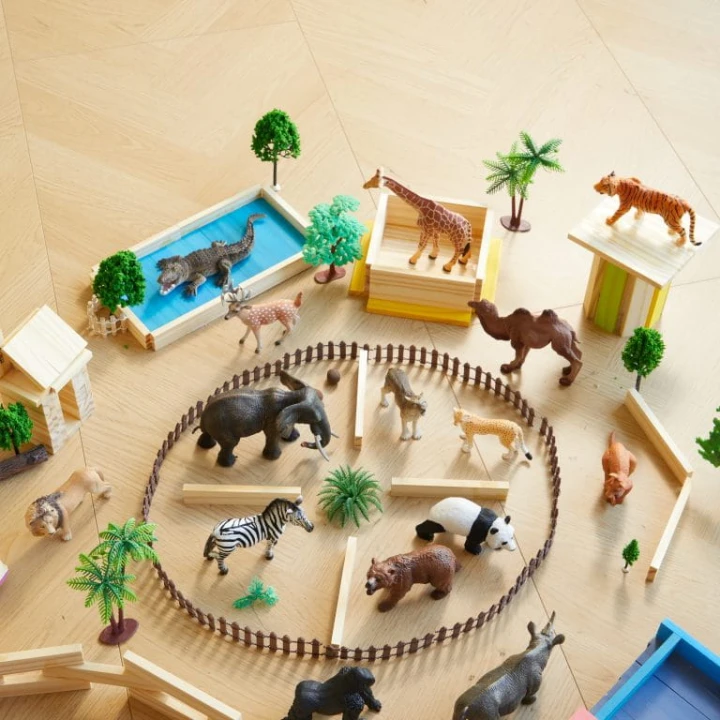 Mini zoo z figurkami dzikich zwierząt Mideer widziane z góry