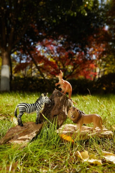 Figurki zwierząt safari Mideer w leśnej scenerii do kreatywnej zabawy
