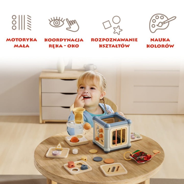 Dziecko bawi się kostką edukacyjną Top Bright Motoric Master 10w1