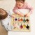 Dziecko bawi się labiryntem magnetycznym Busy Bee Maze Topbright