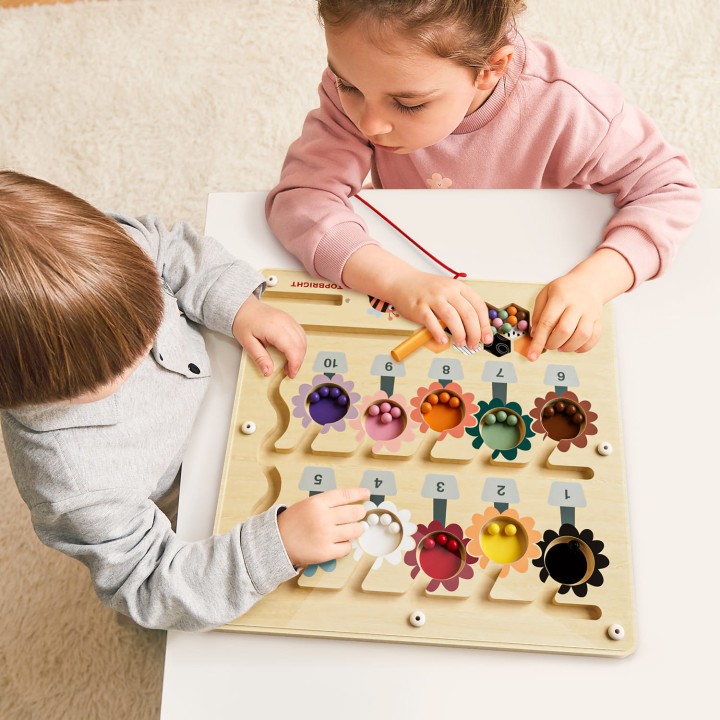Dziecko bawi się labiryntem magnetycznym Busy Bee Maze Topbright