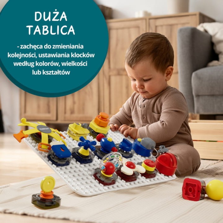Dziecko bawi się tablicą manipulacyjną Busy Board Deluxe Set