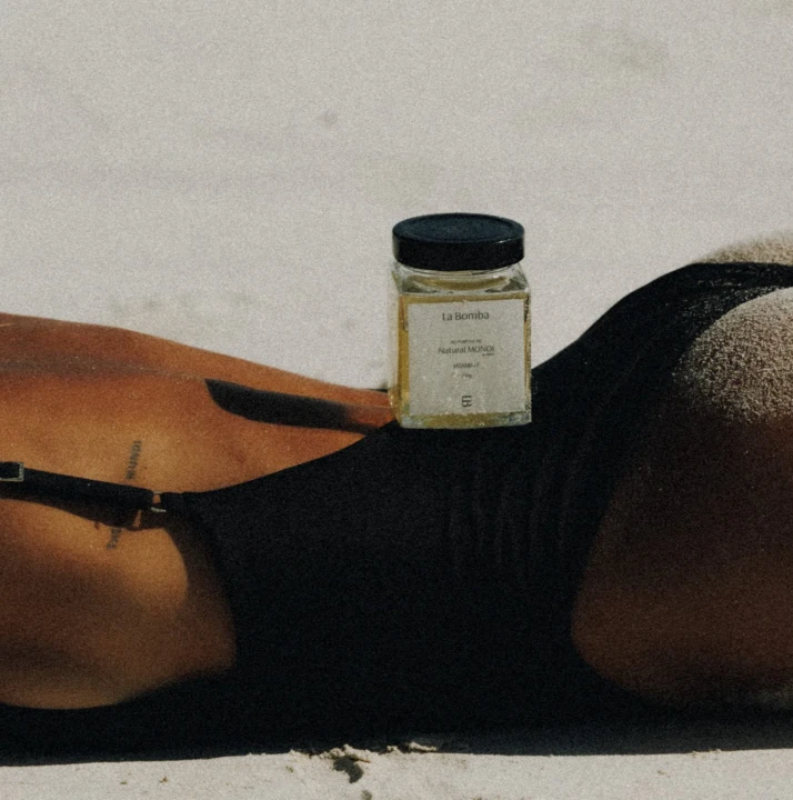 naturalny-olej-monoi-vitamine-e-w-aranzacji