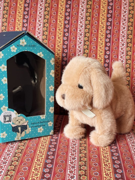 Interaktywny piesek z zestawu Konges Sløjd Walking Dog Brown – detal zabawki