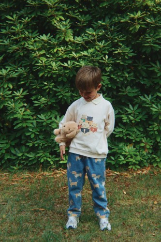 Zabawa dziecka z interaktywnym pieskiem Konges Sløjd Walking Dog – zdjęcie lifestyle