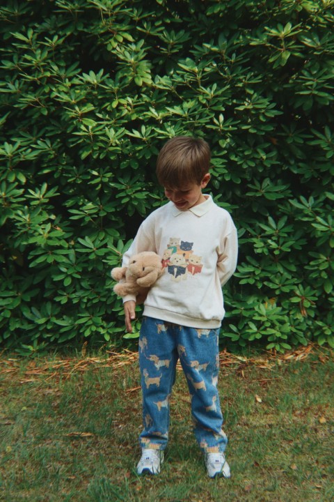 Zabawa dziecka z interaktywnym pieskiem Konges Sløjd Walking Dog – zdjęcie lifestyle