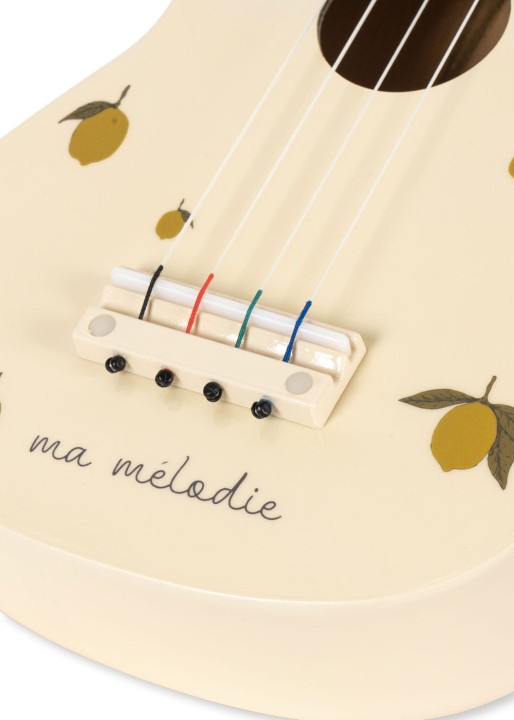 Detal drewnianego ukulele Konges Sløjd – motyw cytrynek