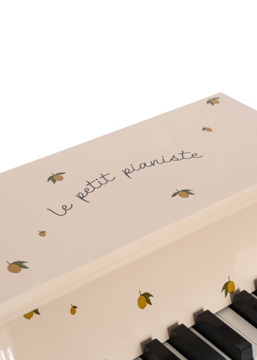 Detal drewnianego pianina Konges Slojd Piano Glossy FSC Lemon