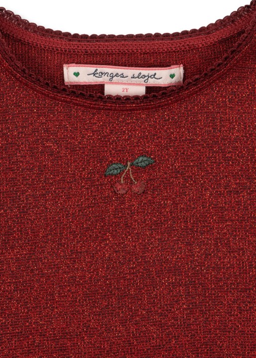 Detal dekoltu w sukience dziecięcej Konges Sløjd Roli Dress Red Dahlia