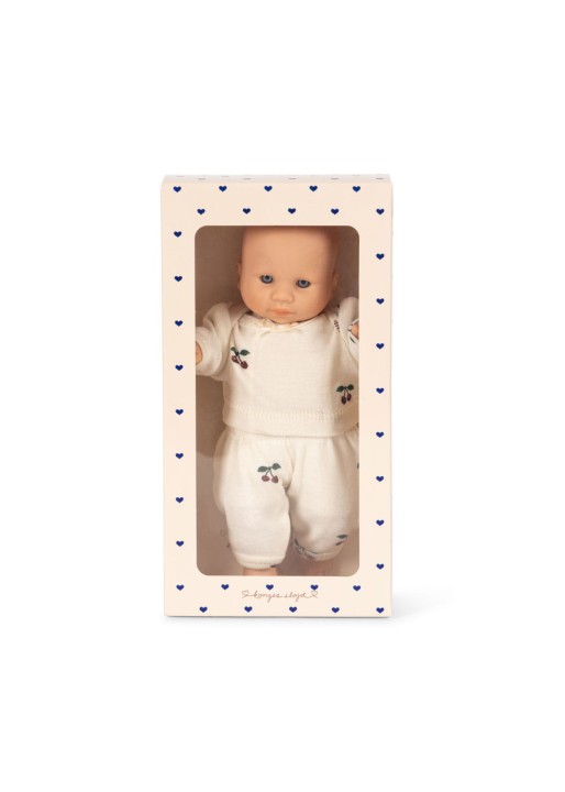 Lalka My First Mini Doll Cherry AOP Konges Sløjd – opakowanie produktu