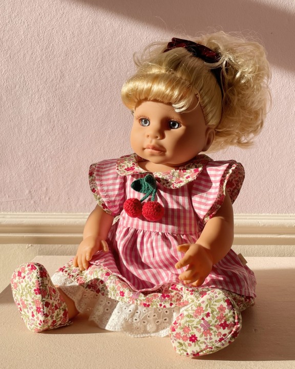 Lalka Konges Sløjd Gerda Doll Multi w stylizacji dziecięcej – zdjęcie lifestyle