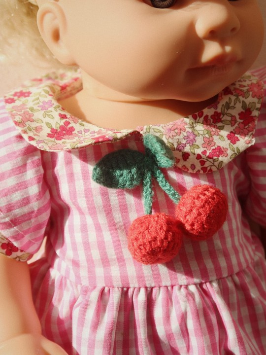 Ubranko lalki Konges Sløjd Gerda Doll Multi – detal wykończenia