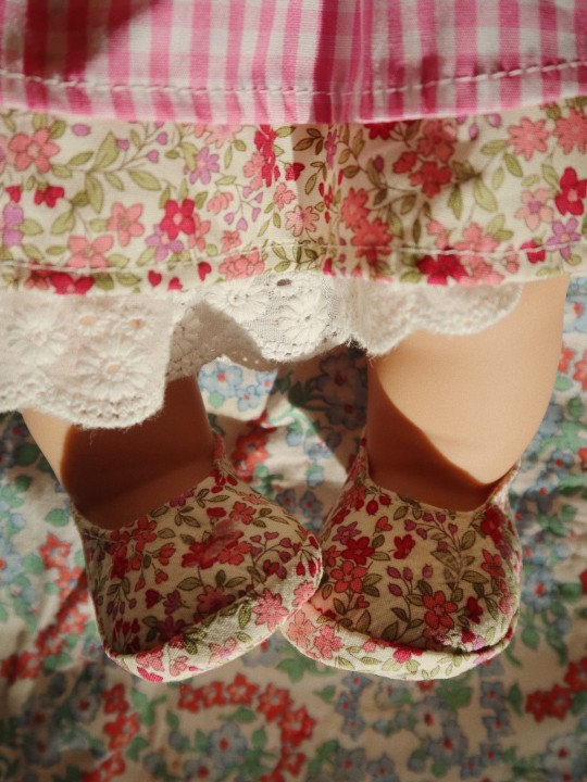 Lalka Konges Sløjd Gerda Doll Multi – widok z boku