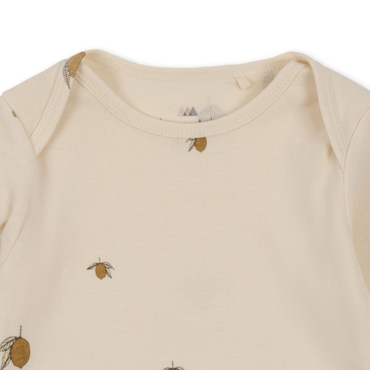 Detal nadruku Lemon na rampersie niemowlęcym Konges Sløjd Onesie GOTS
