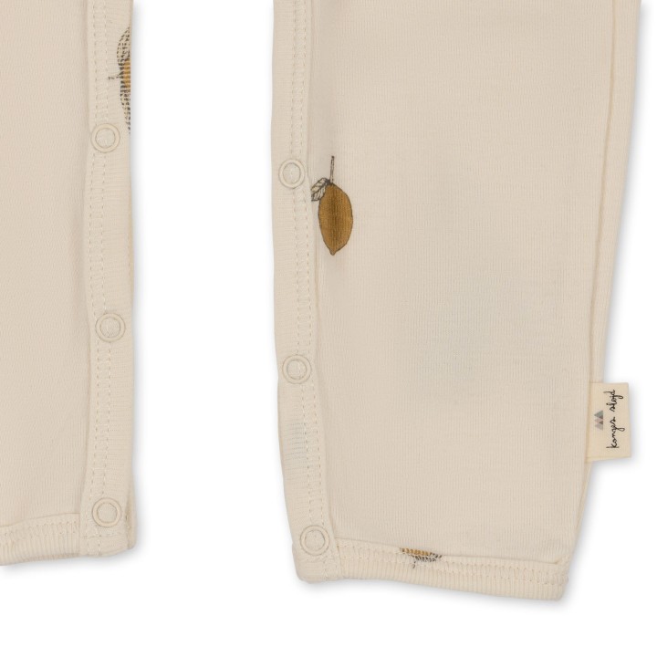 Zapięcie w rampersie niemowlęcym Konges Sløjd Onesie GOTS Lemon – praktyczny detal