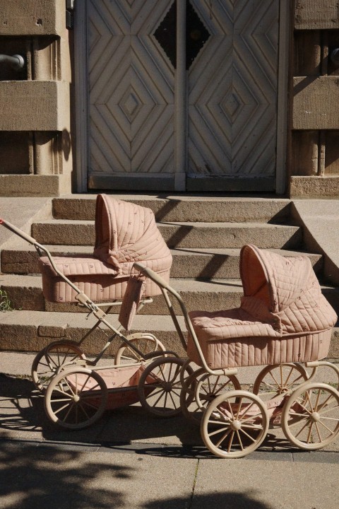 Wózek dla lalek Konges Sløjd Cherry Blush – zdjęcie aranżacyjne