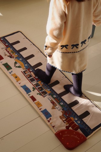 Pianino podłogowe Konges Sløjd Floor Piano używane przez dziecko – mata muzyczna