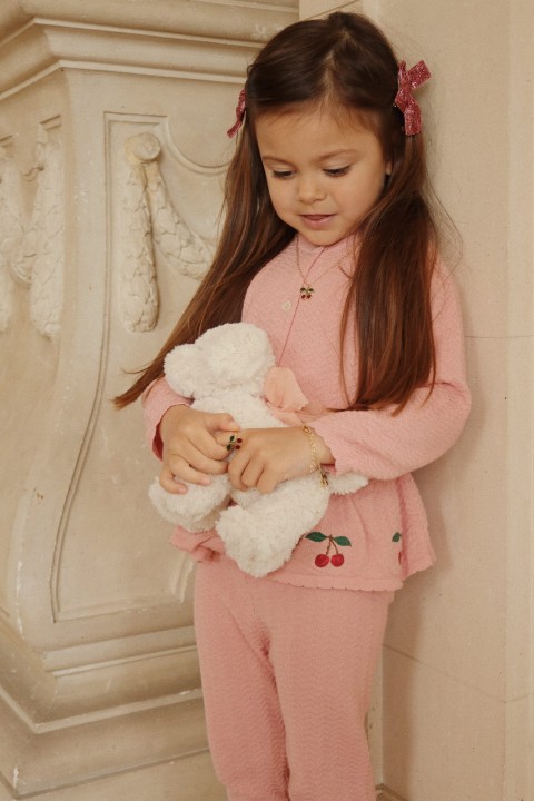 Zabawa dziecka z pluszowym pieskiem Konges Sløjd – lalka i akcesoria