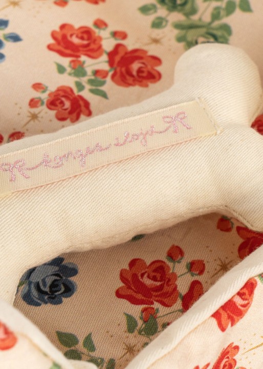 pluszowy-piesek-madeleine-puppy-z-legowiskiem-detal-tkaniny