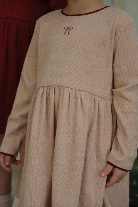 Sukienka Konges Sløjd Roli Dress Moonlight w stylizacji dziecięcej – zdjęcie lifestyle