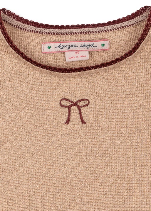 Detal dekoltu w sukience dziecięcej Konges Sløjd Roli Dress Moonlight