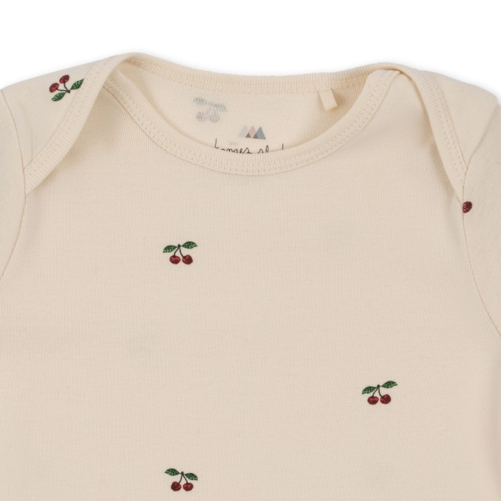 Konges Sløjd ONESIE Cherry – detal organicznej bawełny GOTS