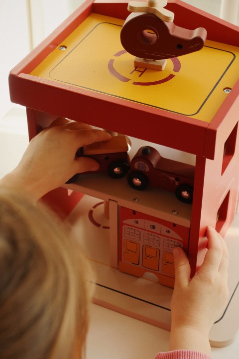 Konges Sløjd Wooden Fire Station – drewniane wnętrze remizy