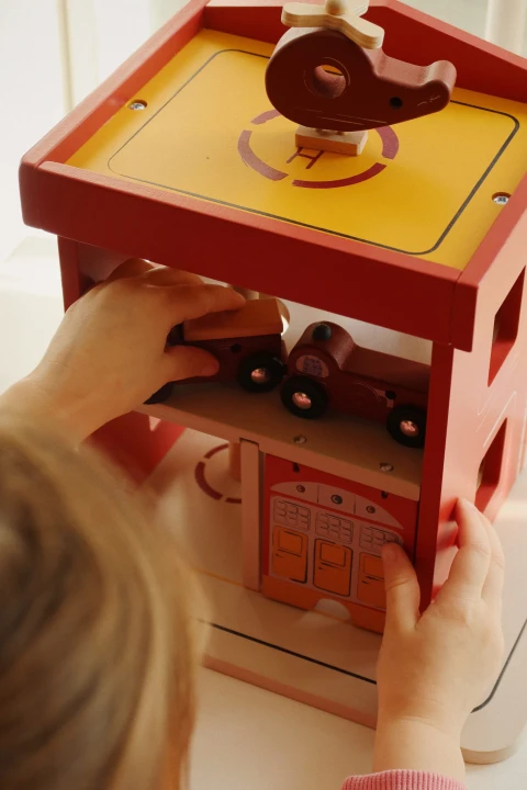 Konges Sløjd Wooden Fire Station FSC wnętrze drewnianej remizy