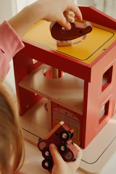 Konges Sløjd Wooden Fire Station – zabawa drewnianą remizą