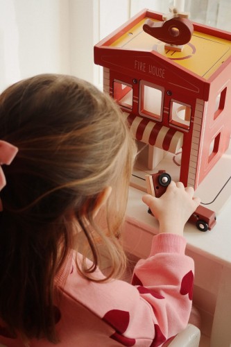 Konges Sløjd Wooden Fire Station FSC remiza strażacka podczas zabawy
