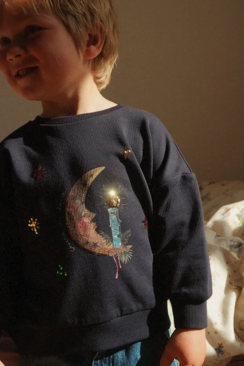 Konges Sløjd Loupy Lou Dark Navy – bluza z motywem księżyca w stylizacji