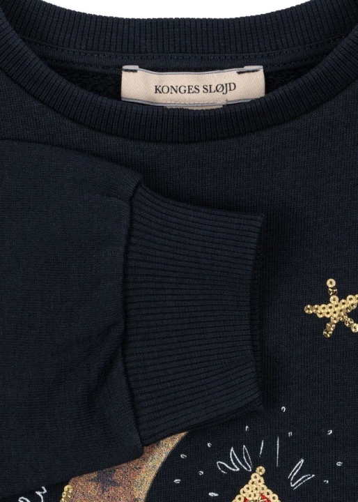 Loupy Lou Dark Navy – okrągły dekolt i detal materiału bluzy